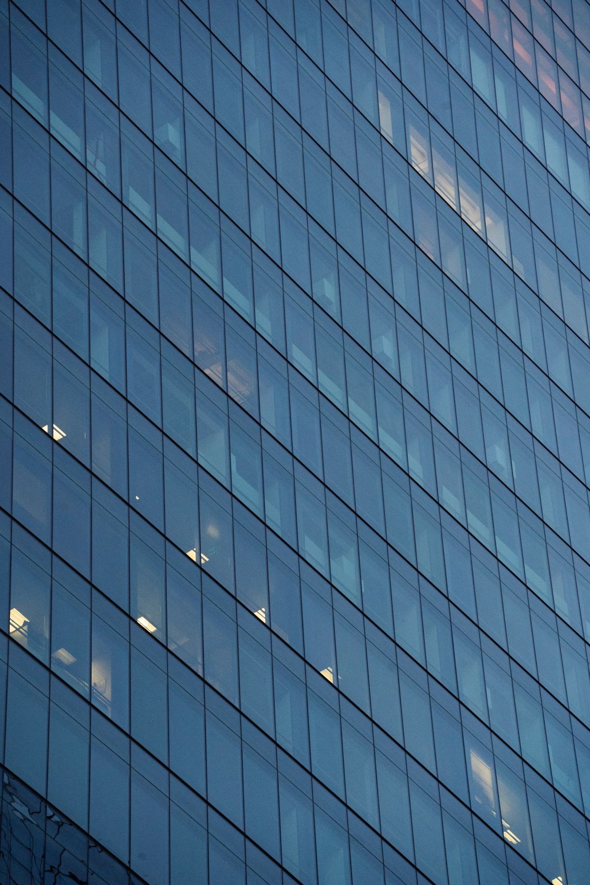 Glassfasade pa en moderne kontorbygning