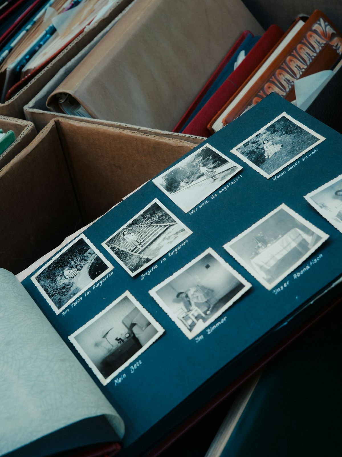 Gamle fotografier i et album med haandskrevne notater