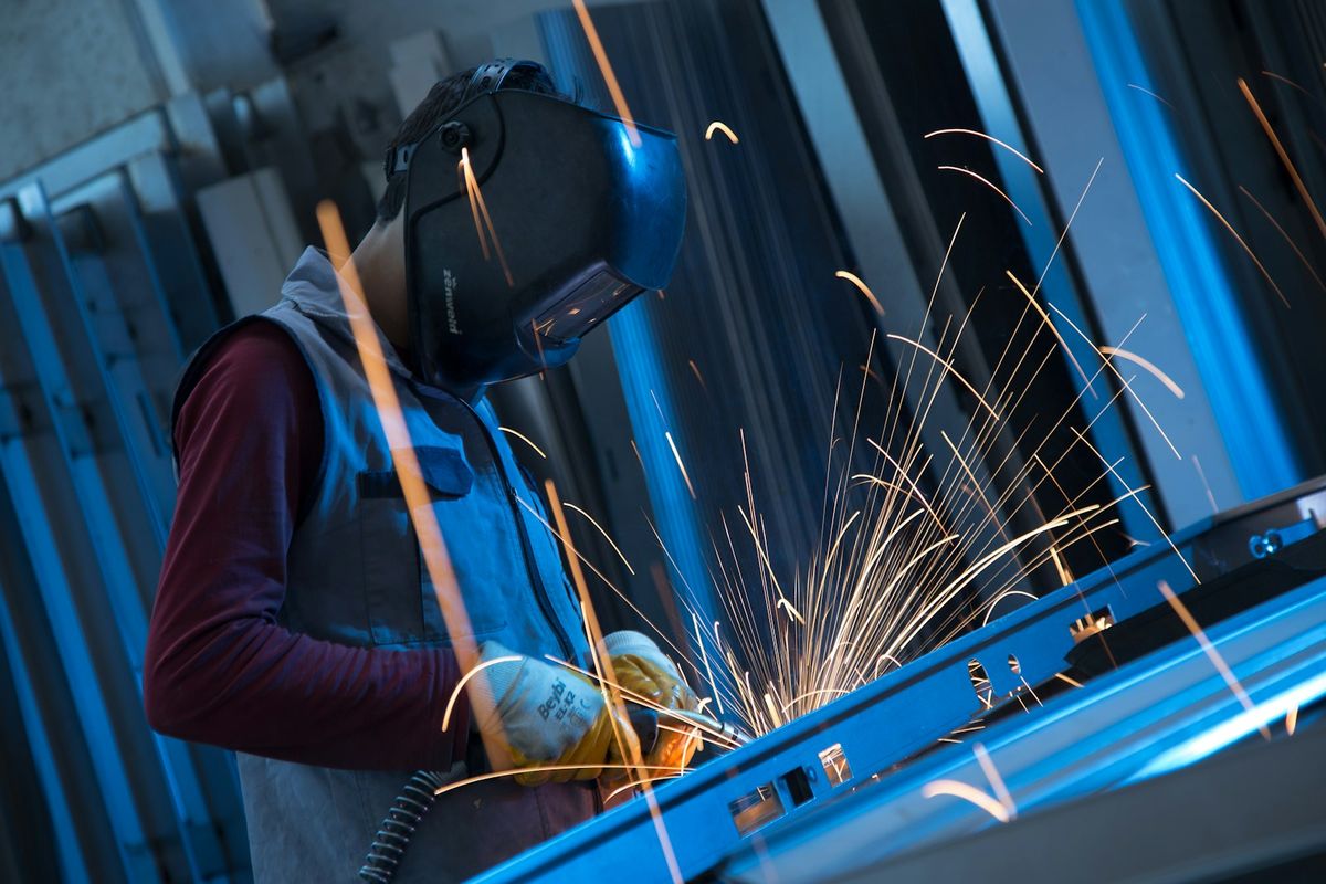 Industriarbeider med verneutstyr
