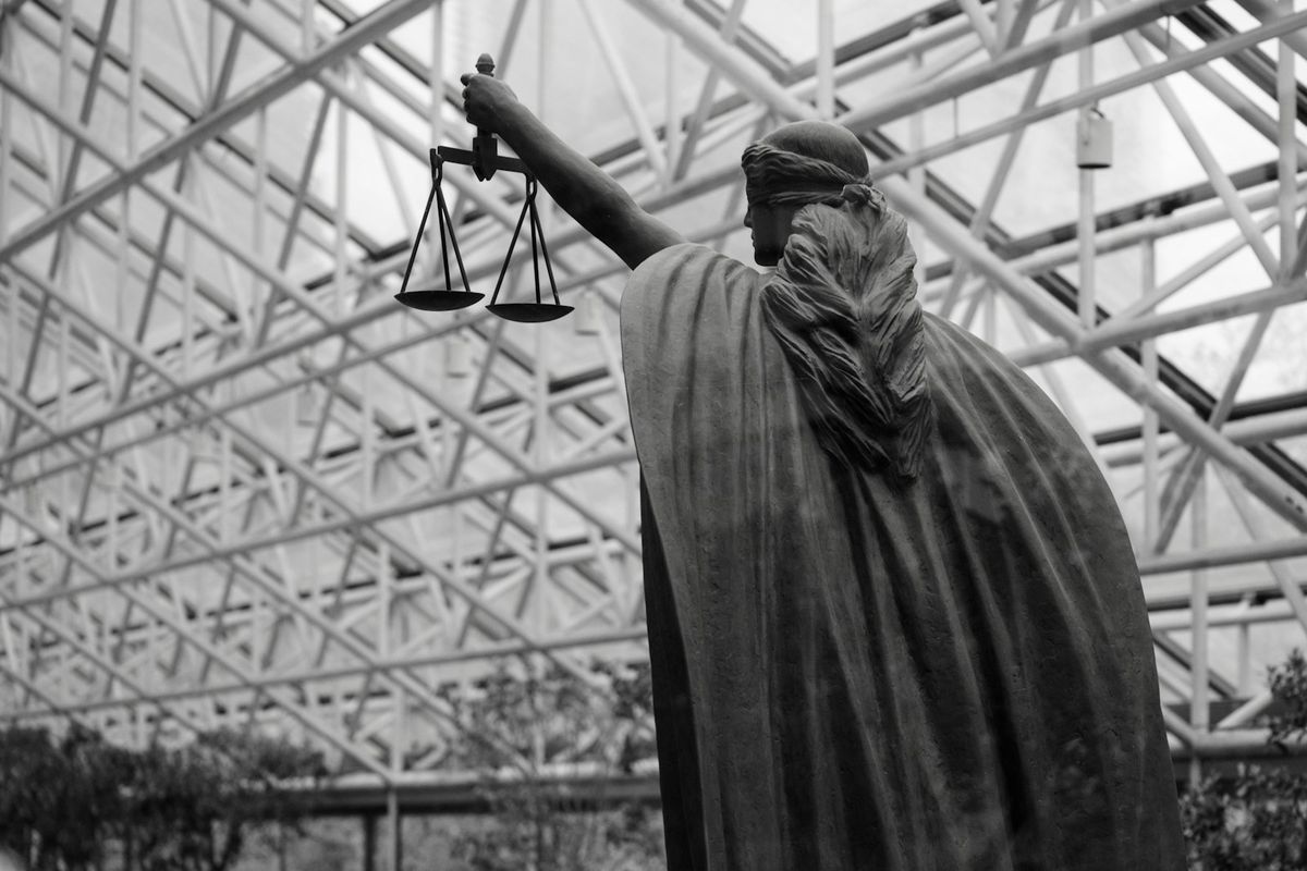 Justitia-statue med vektskal som symbol for retten