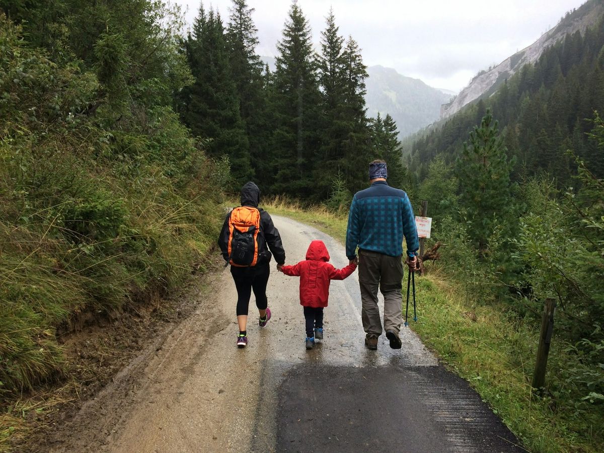 Familie paa tur sammen utendoers