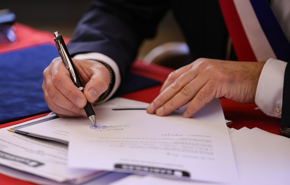 Person signerer et dokument med penn