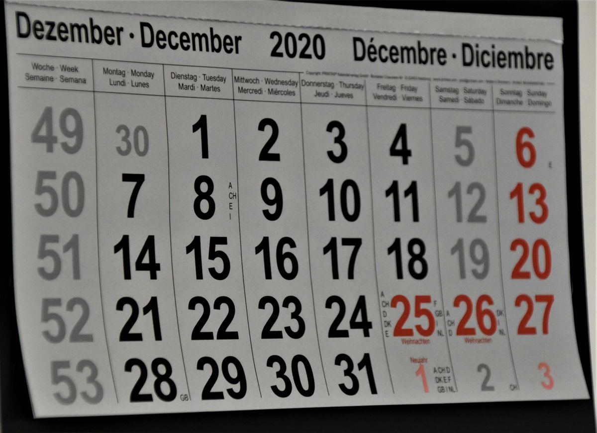 Enkel sort-hvit veggkalender med datoer i rutenett