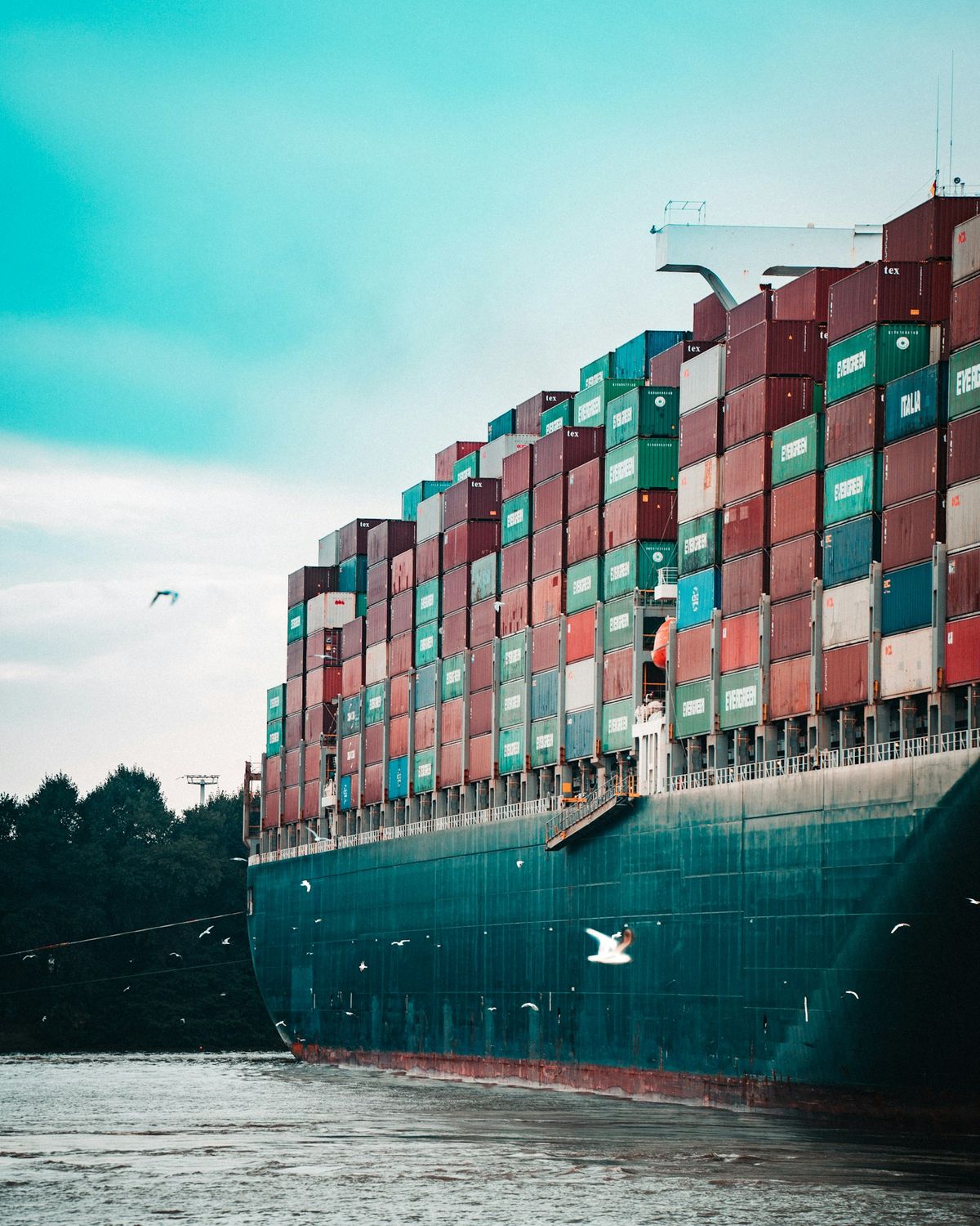 Et stort lasteskip lastet med containere