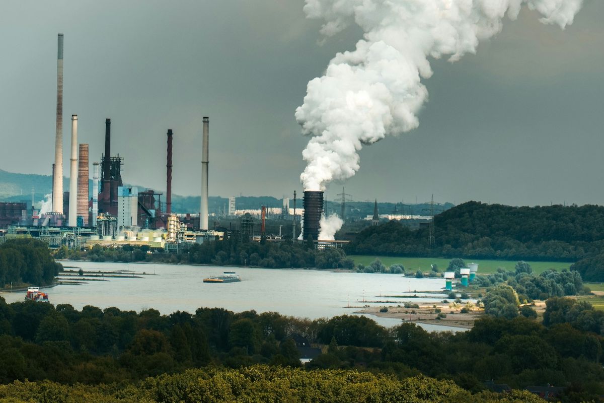 Industrianlegg med røyk fra skorsteiner