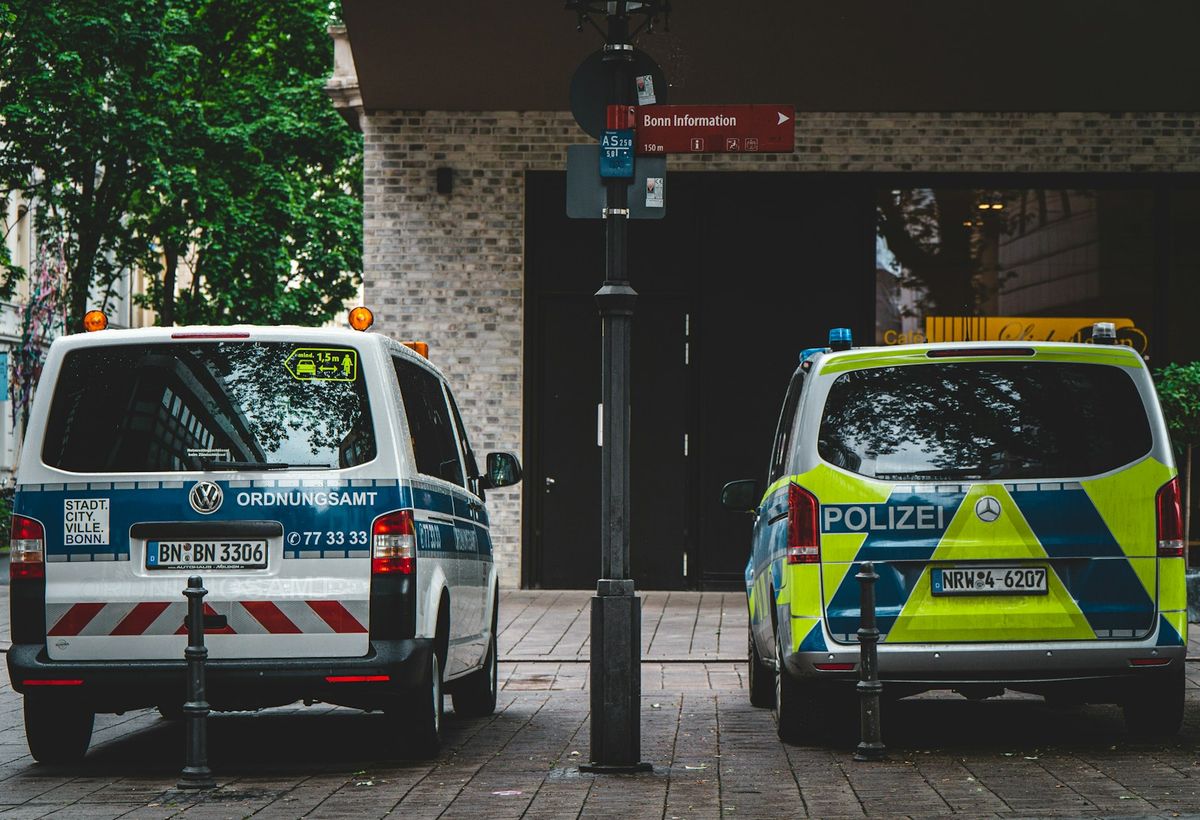 Politibil parkert i gate på dagtid