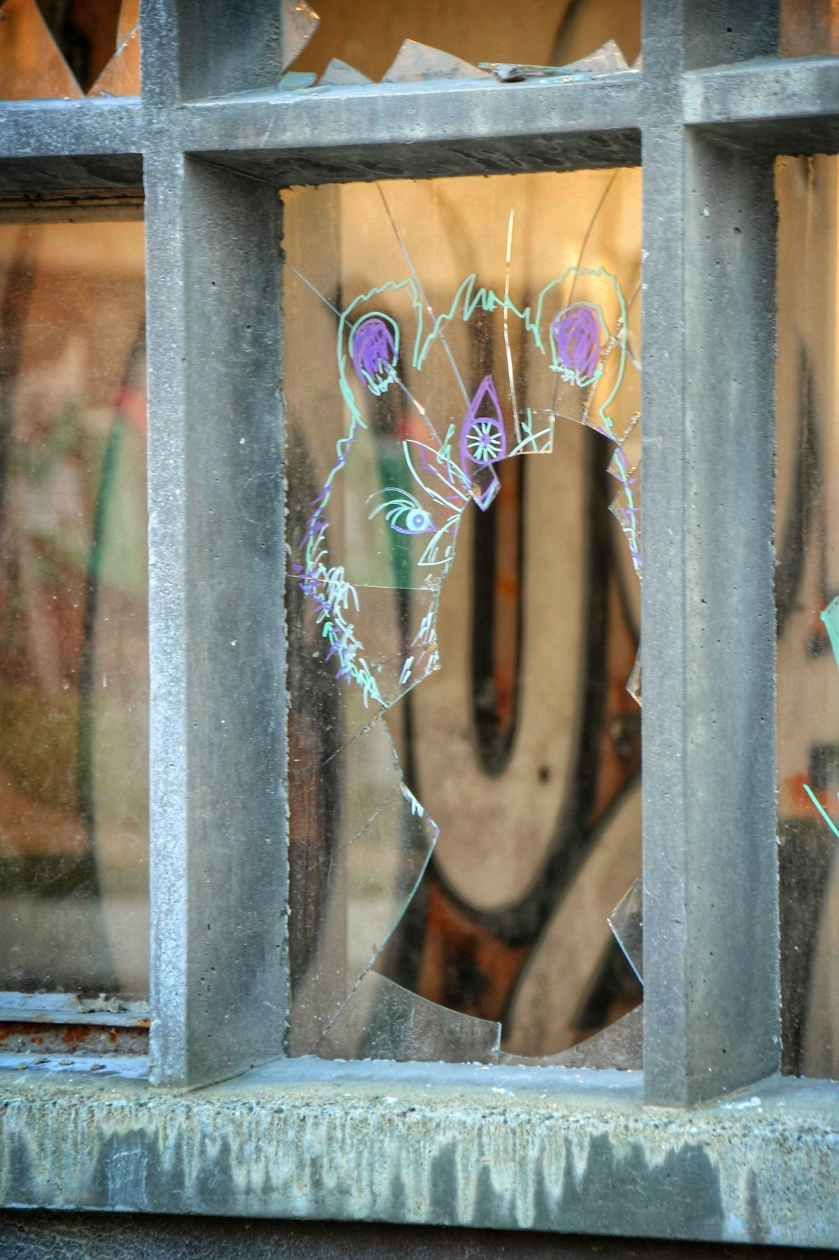 Knust glassrute med graffiti