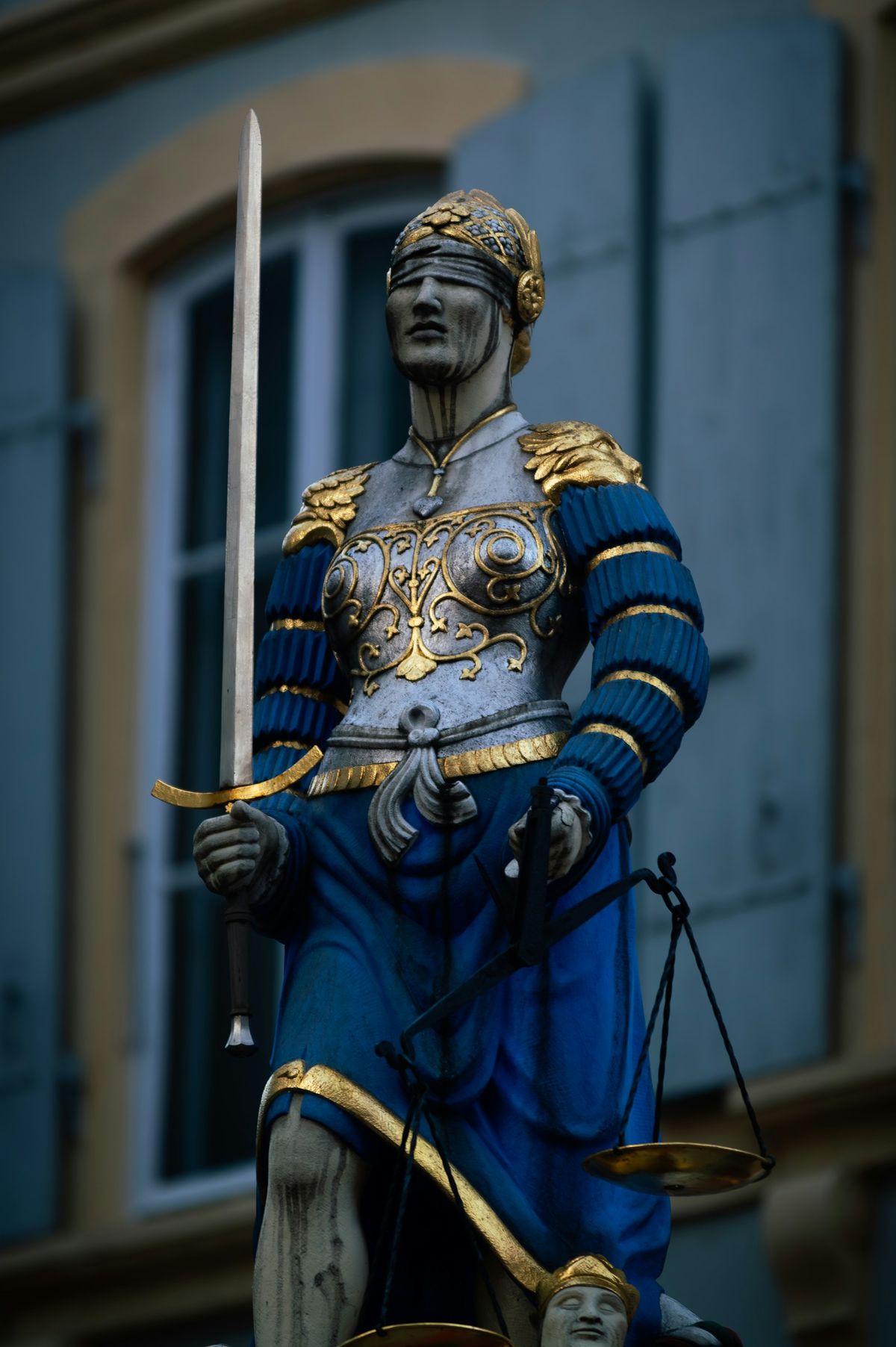 Justitia-statue med vektskal og sverd